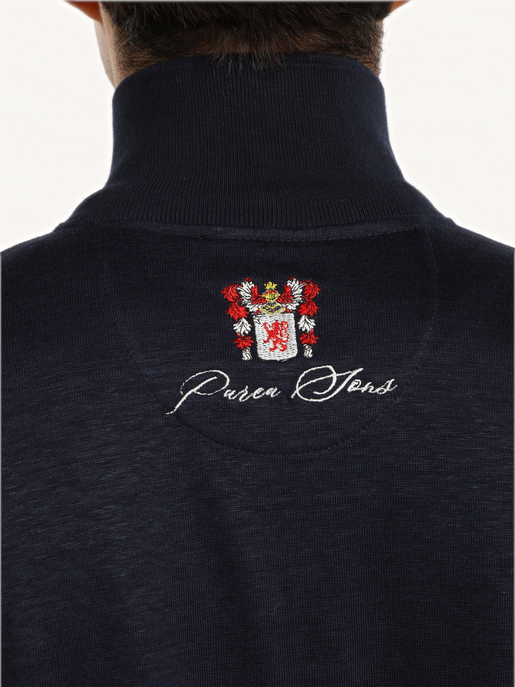Lo stemma ricamato sulla giacca sailor navy, punto per punto.