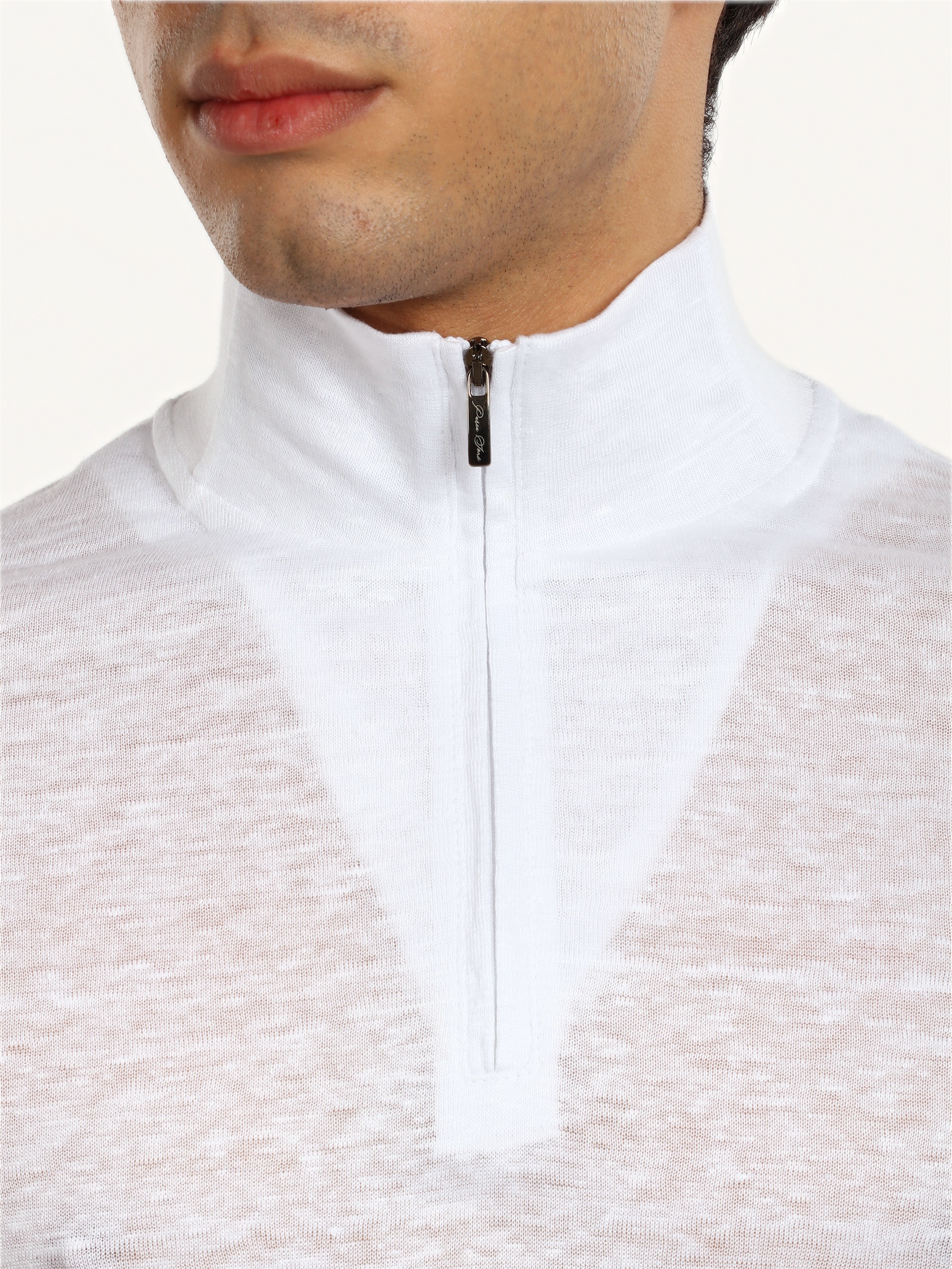 Short-Sleeve Zip Mock-Neck, the collar, close up